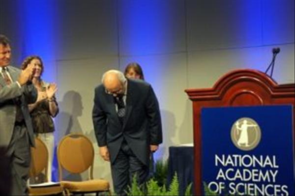 Serageldin receiving National Academy of Sciences Public Welfare Medal, May 2011. 